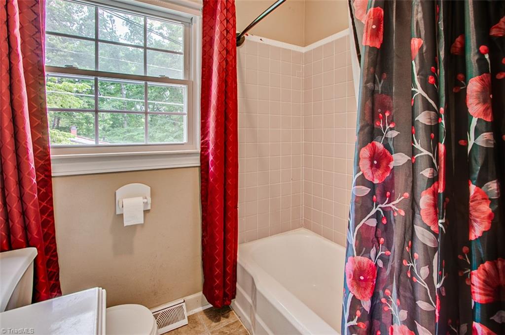 183 Dublin Road Asheboro, NC 27203 - Photo 21 of 29 Bathroom 2