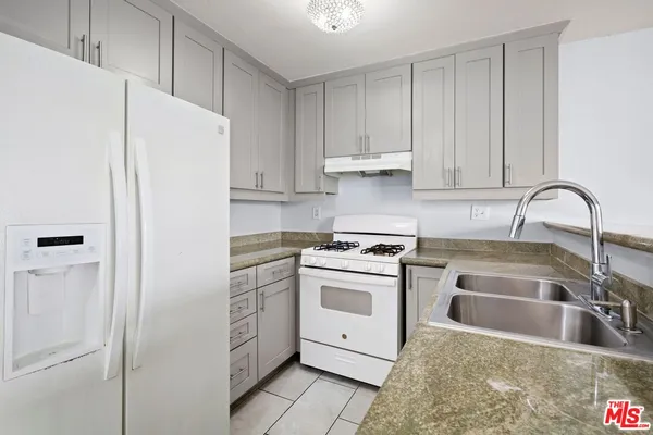 $1,995 | 18530 Hatteras Street, Unit 115, Tarzana, CA 91356