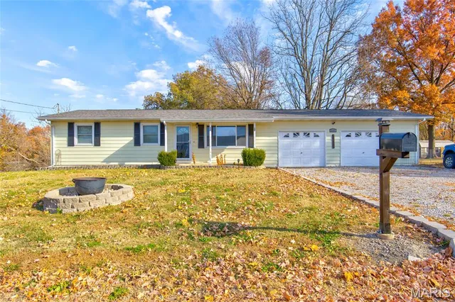 $250,000 | 527 Strohbeck Lane, Bethalto, IL 62010