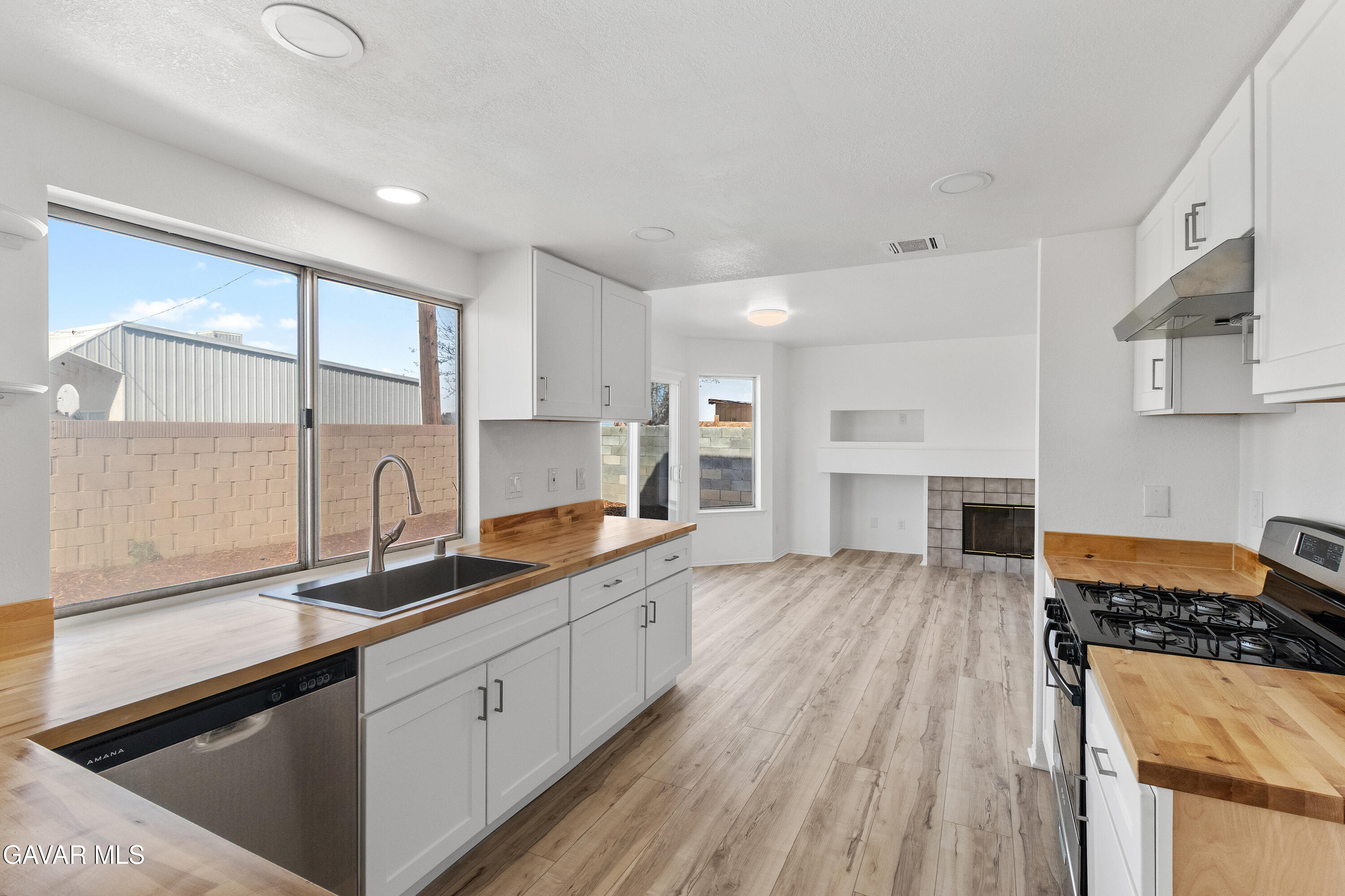 45221 Calico Street Lancaster, CA 93535 - Photo 6 of 38 Kitchen-2