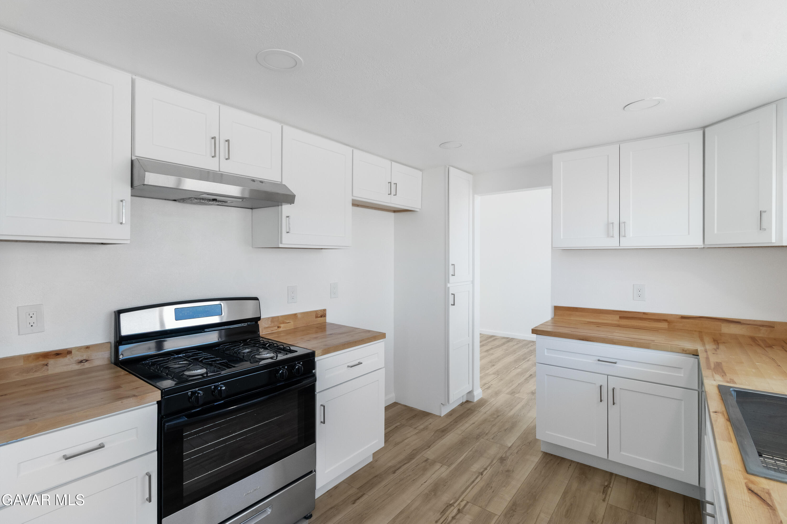 45221 Calico Street Lancaster, CA 93535 - Photo 8 of 38 Kitchen-4