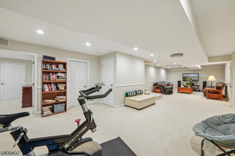 47 Gatehouse Road Bedminster, NJ 07921 - Photo 39 of 45