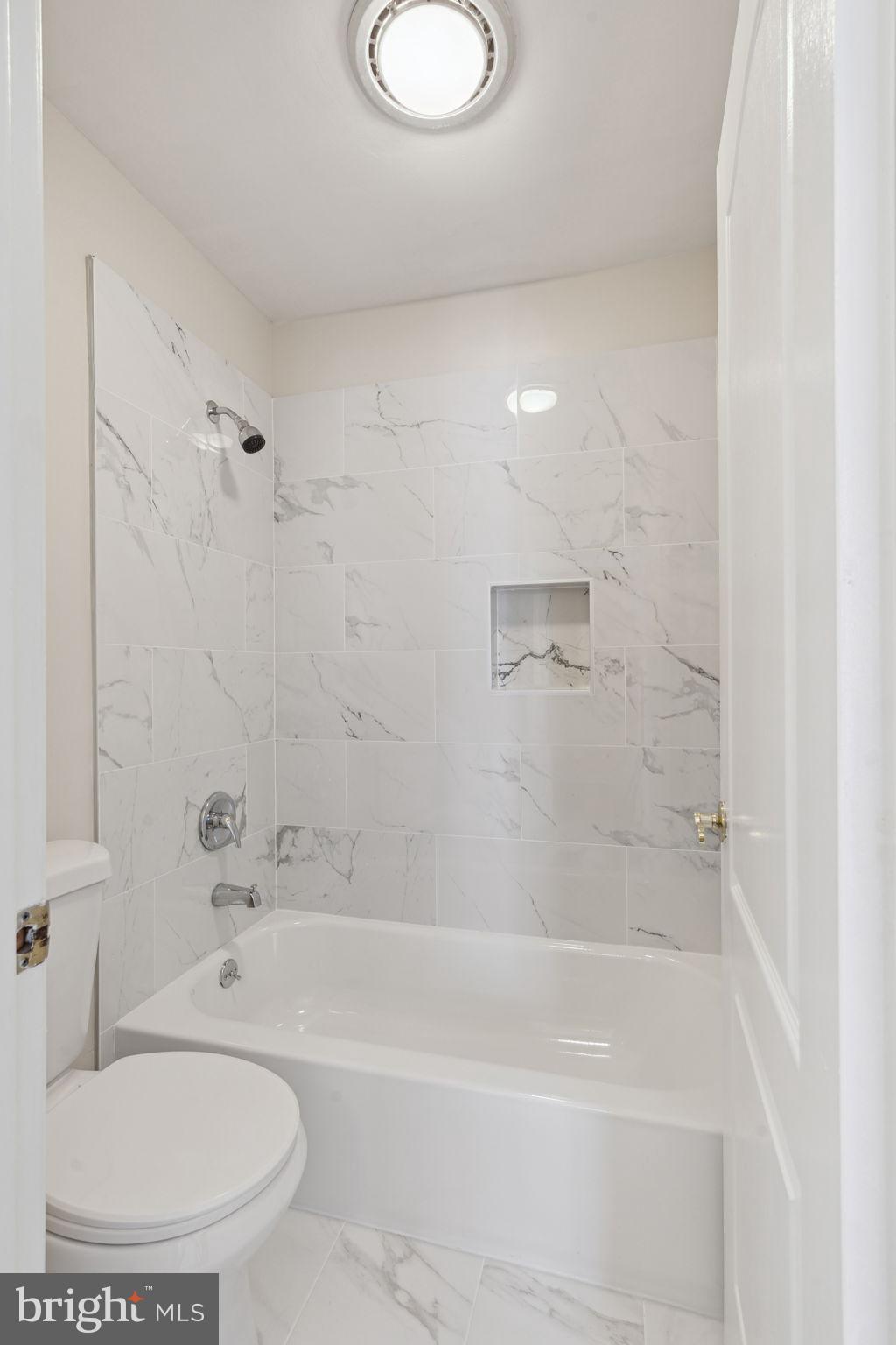 8381 Montgomery Run Road, Unit E Ellicott City, MD 21043 - Photo 29 of 31 Hall bathroom