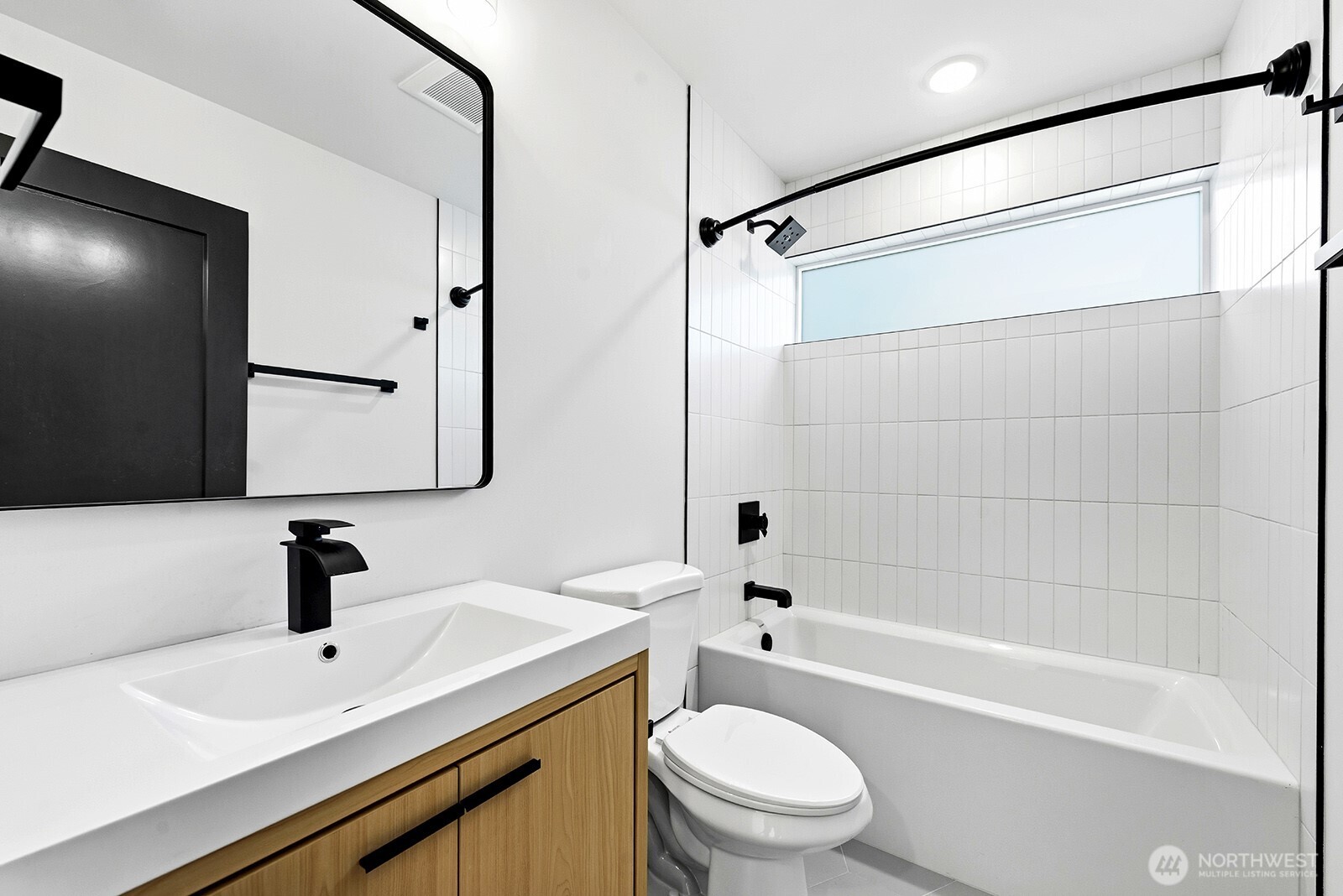 8451 18th Avenue Southwest Seattle, WA 98106 - Photo 11 of 39