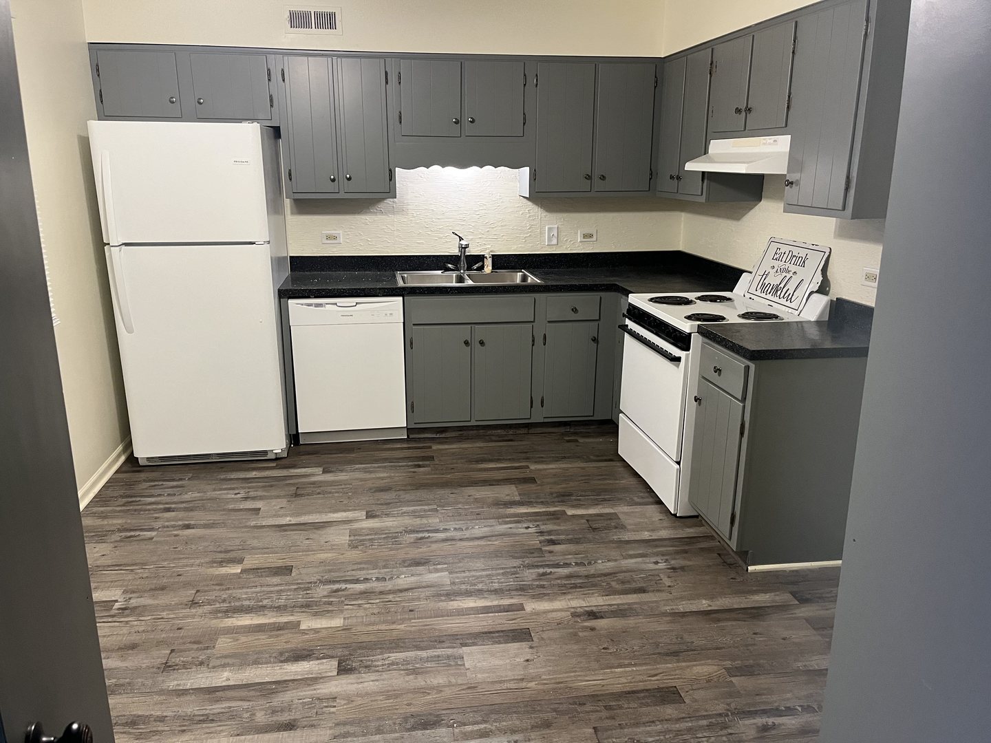 4020 Charleston Road Matteson, IL 60443 - Photo 10 of 21 a kitchen with granite countertop a sink a stove and refrigerator