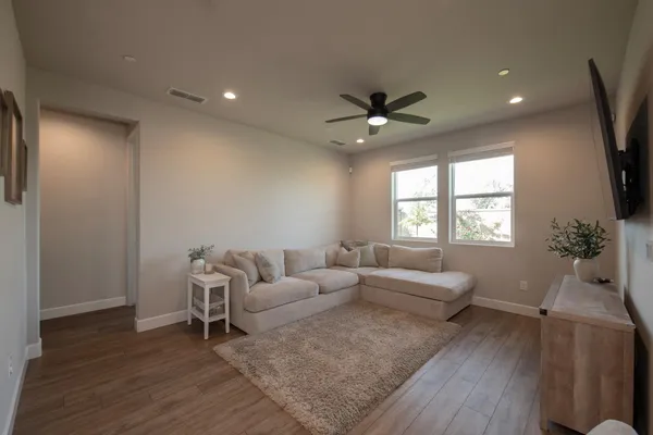 $439,900 | 998 Ponderosa Way West, Madera, CA 93636