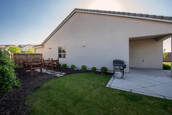 $439,900 | 998 Ponderosa Way West, Madera, CA 93636