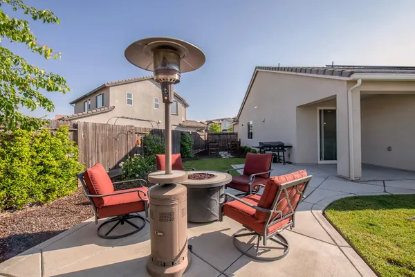 $439,900 | 998 Ponderosa Way West, Madera, CA 93636
