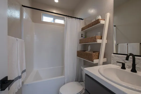 $439,900 | 998 Ponderosa Way West, Madera, CA 93636