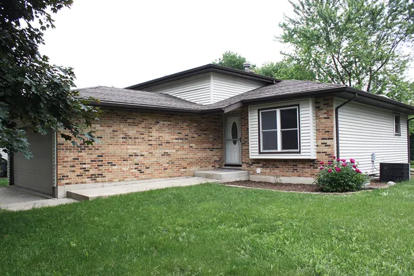 $2,800 | 826 River Drive, Carol Stream, IL 60188