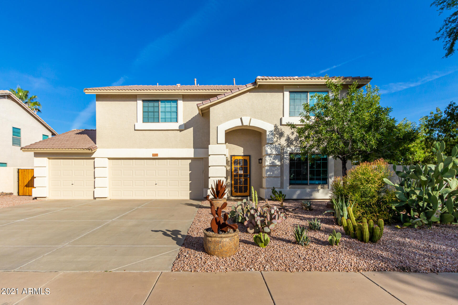 1250 South Palm Street Gilbert, AZ 85296 - Photo 1 of 45 a front view of a house with garden
