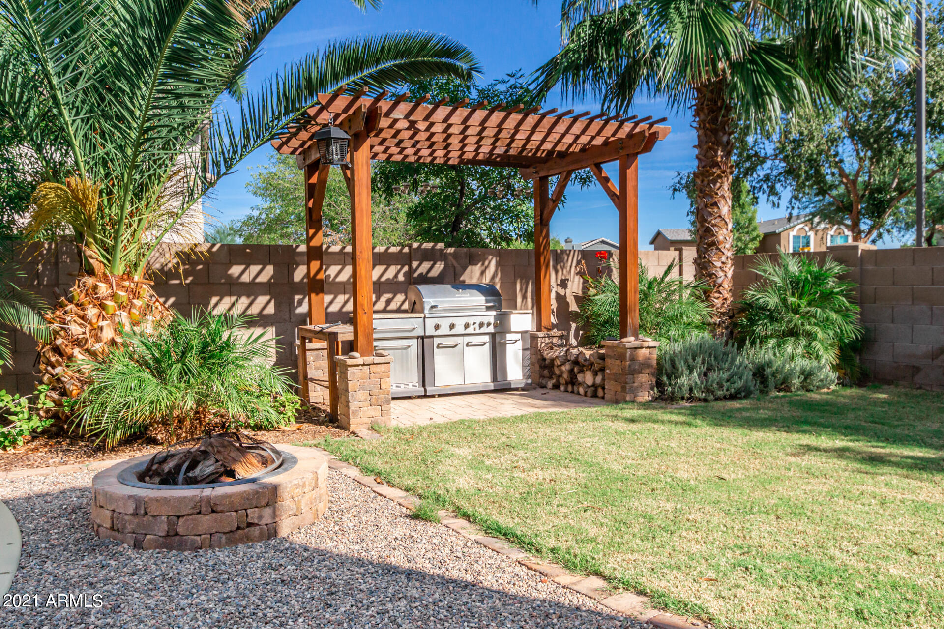 1250 South Palm Street Gilbert, AZ 85296 - Photo 38 of 45 a view of a chairs and tables in the patio