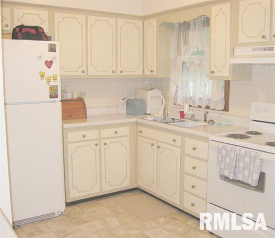3203 Maplecrest Road Bettendorf, IA 52722 - Photo 2 of 9 Gallery Image 2
