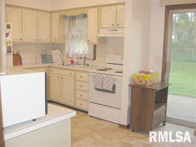 3203 Maplecrest Road Bettendorf, IA 52722 - Photo 3 of 9 Gallery Image 3