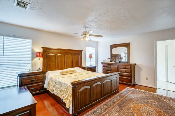 a bedroom with a bed and a dresser in it