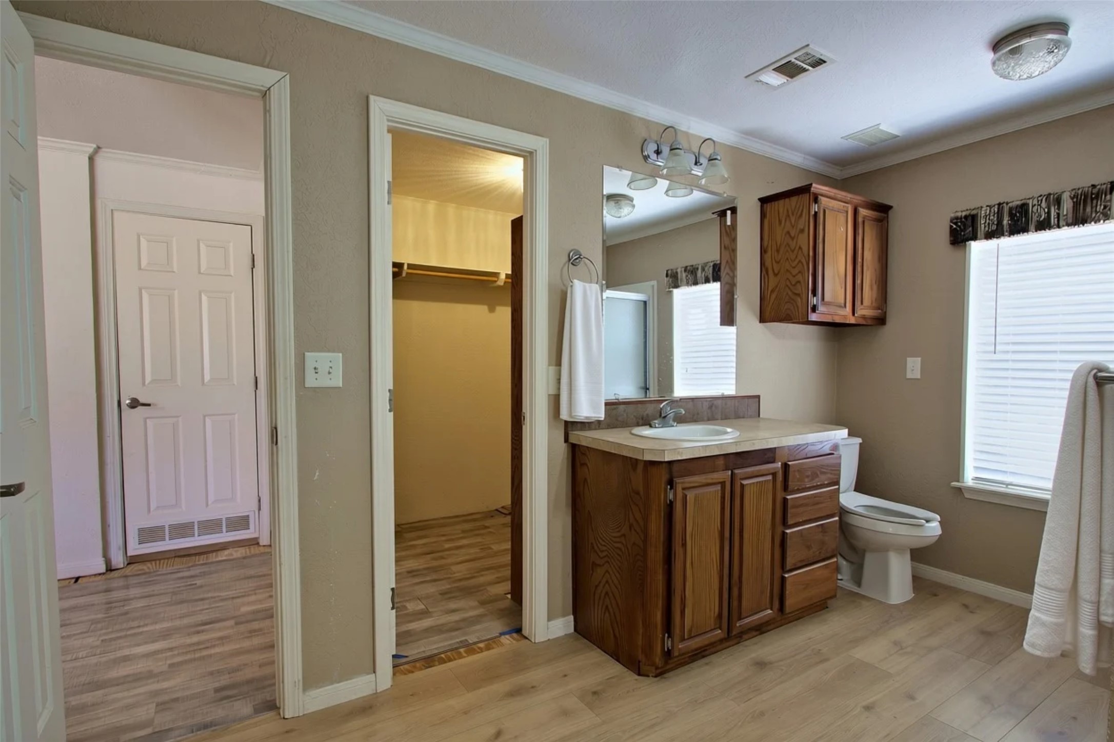 133 Mark Adams Road Del Valle, TX 78617 - Photo 10 of 20 *Virtual staging *
Wood laminate flooring runs through this spacious bathroom with a walk-in closet.