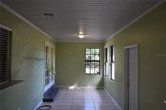 a view of entryway with window