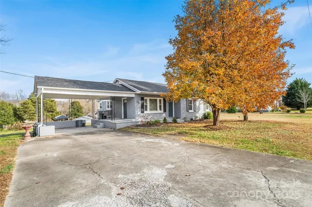 a view of a house with backyard and sitting area