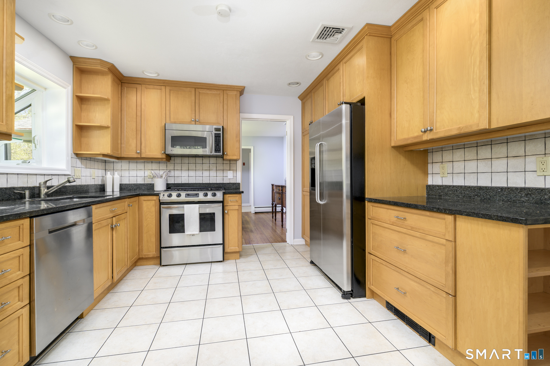 290 Red Fox Road Stamford, CT 06903 - Photo 13 of 33