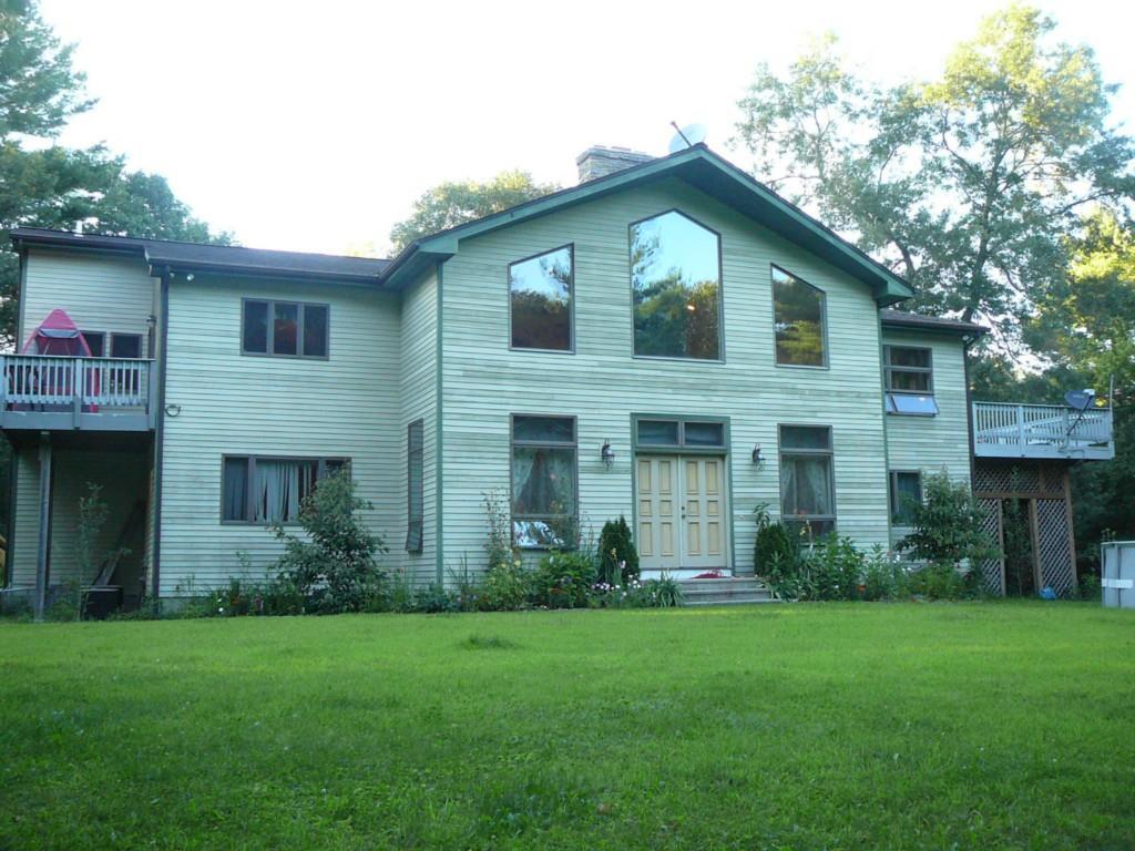 a view of a house with yard and plants