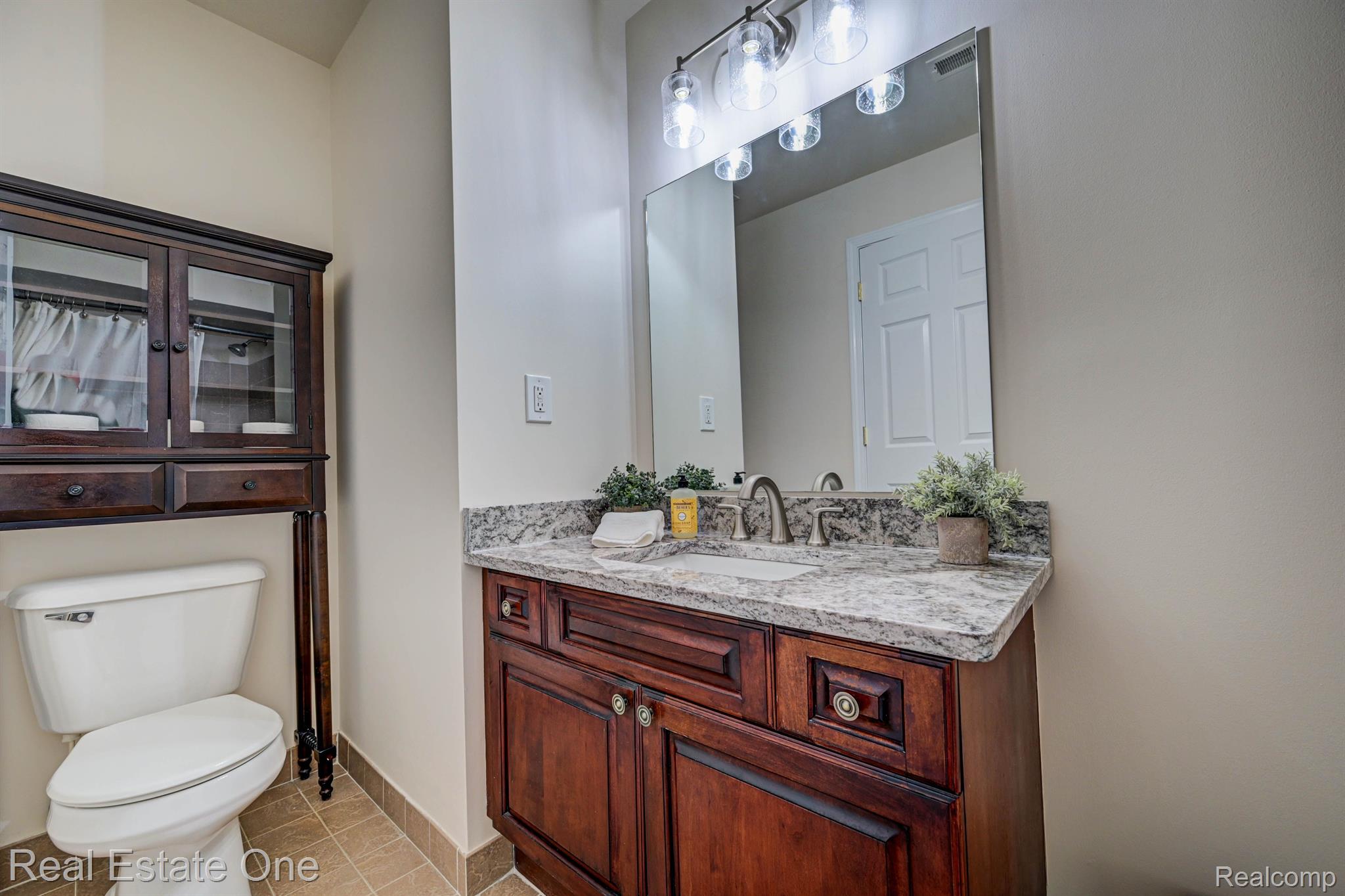 3578 Oakmonte Boulevard, Unit 96 Rochester, MI 48306 - Photo 33 of 47 Full Bath w/NEW GRANITE, sink, Faucet