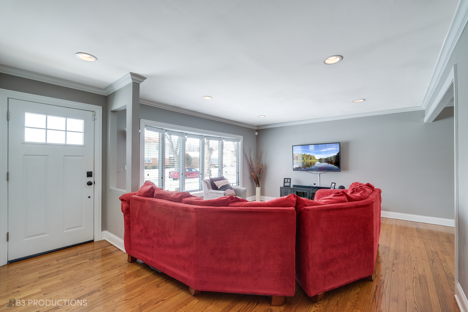 1415 South Chestnut Drive Mount Prospect, IL 60056 - Photo 4 of 15 a living room with furniture and a flat screen tv