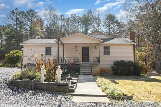 a view of a house with a yard