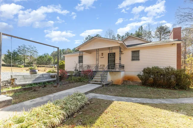 a view of a backyard with barn