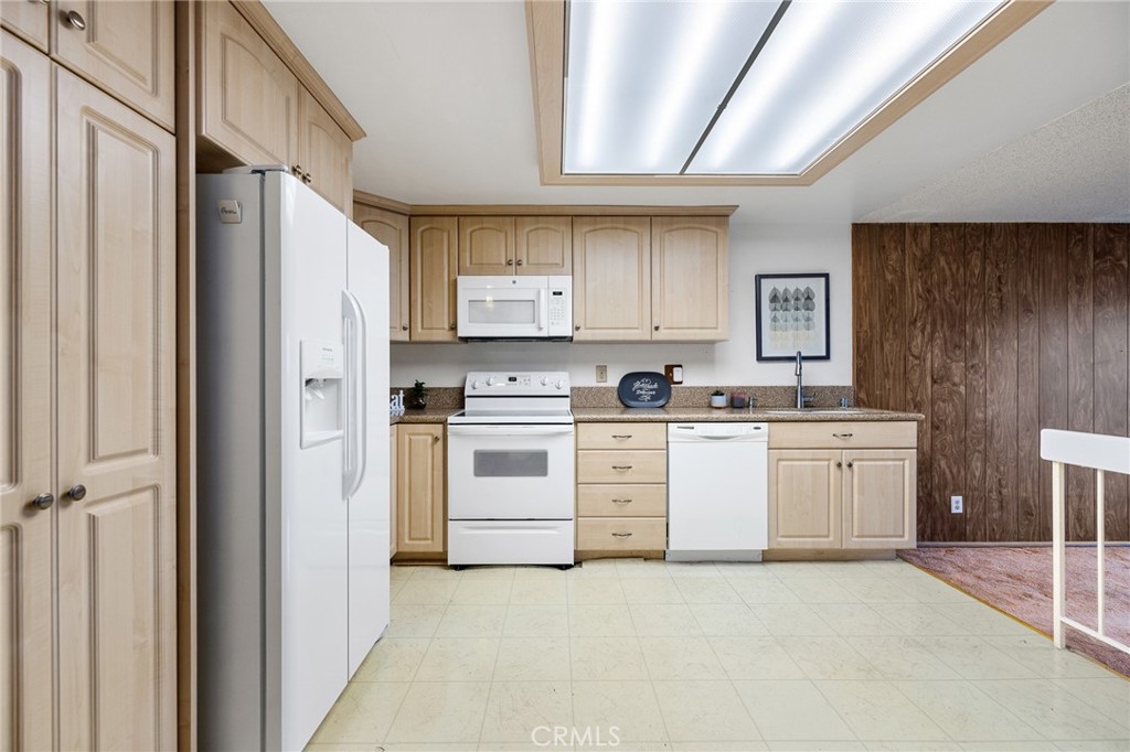 10140 Larwin Avenue, Unit 3 Chatsworth, CA 91311 - Photo 14 of 36 Kitchen