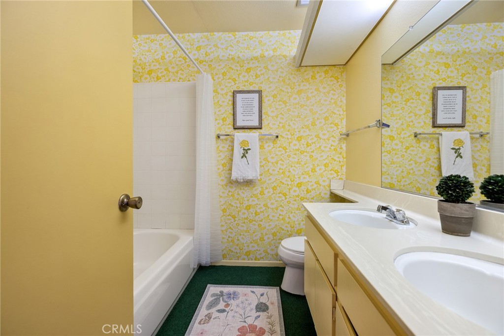 10140 Larwin Avenue, Unit 3 Chatsworth, CA 91311 - Photo 23 of 36 Bathroom 2