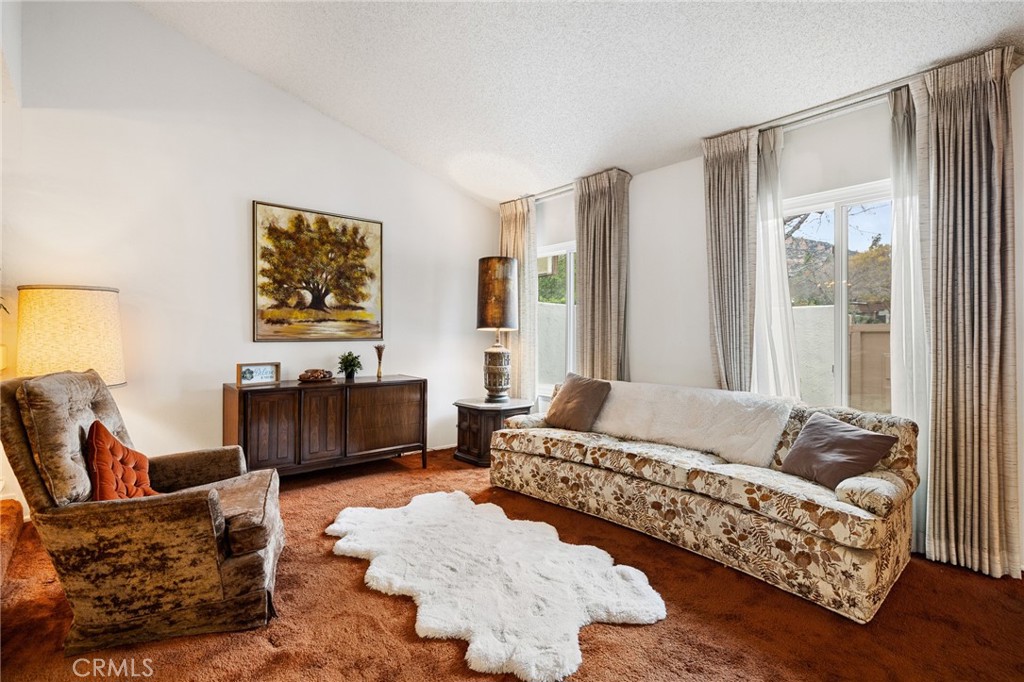 10140 Larwin Avenue, Unit 3 Chatsworth, CA 91311 - Photo 4 of 36 Living room area