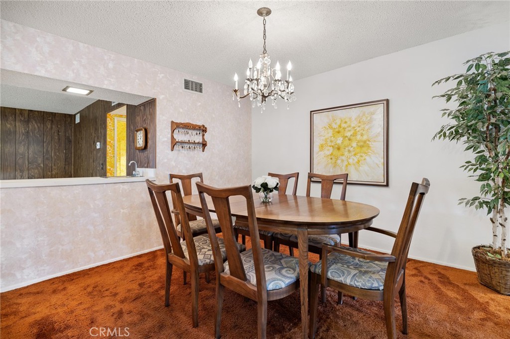 10140 Larwin Avenue, Unit 3 Chatsworth, CA 91311 - Photo 8 of 36 Dining area