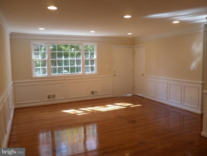7810 Sarakal Road Clinton, MD 20735 - Photo 4 of 26 Living Room