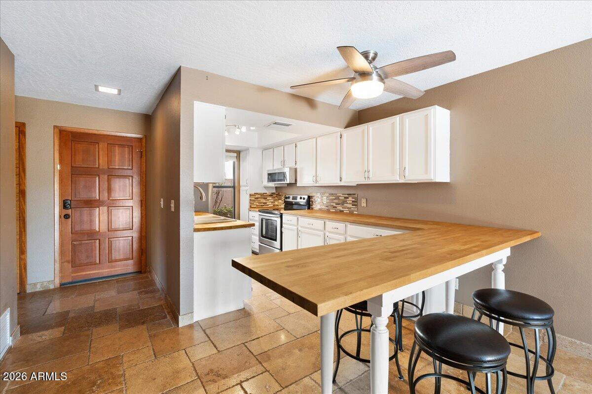 65 Verde Valley School Road, Unit D5 Sedona, AZ 86351 - Photo 3 of 32 03-Kitchen Bar Area & Foyer