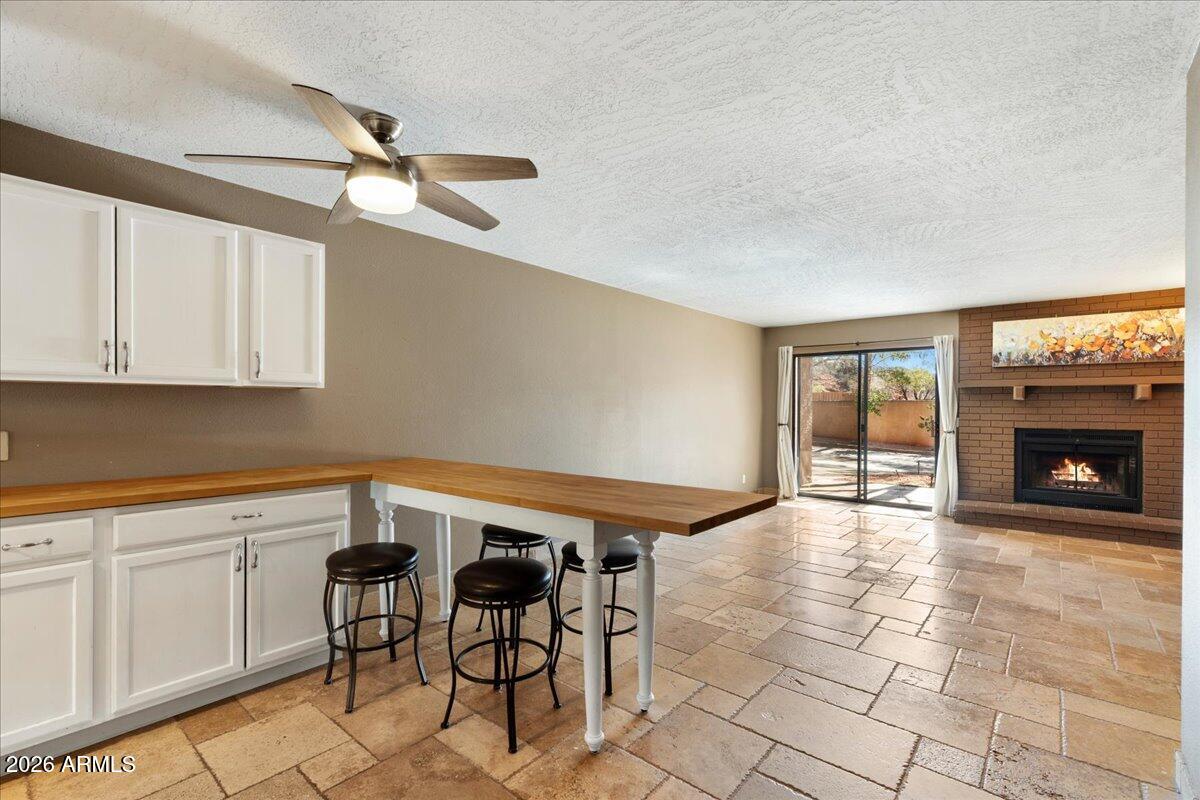 65 Verde Valley School Road, Unit D5 Sedona, AZ 86351 - Photo 4 of 32 04-Kitchen Bar Area & Living Room