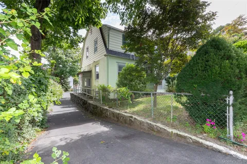 a view of a house with backyard