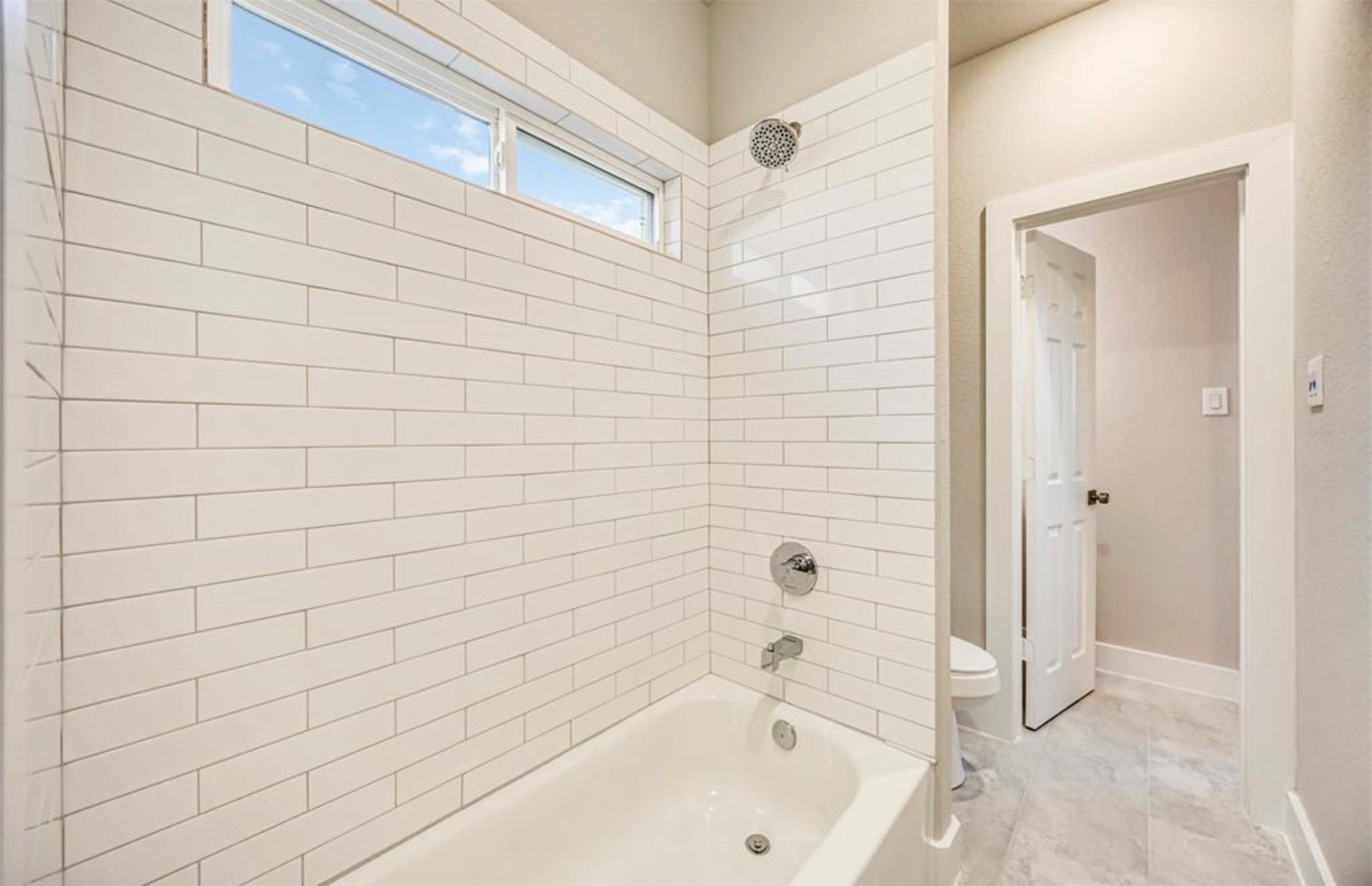 415 Gans Street, Unit AB Houston, TX 77029 - Photo 22 of 24 a bathroom with a bathtub
