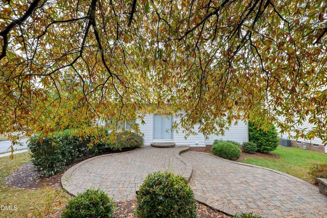 a view of a garden with basketball court