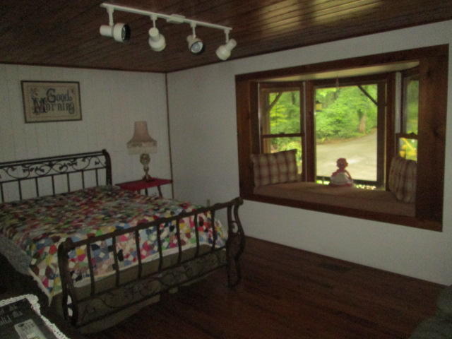 1619 West Creston Road Crossville, TN 38571 - Photo 13 of 21 13 Master bedroom