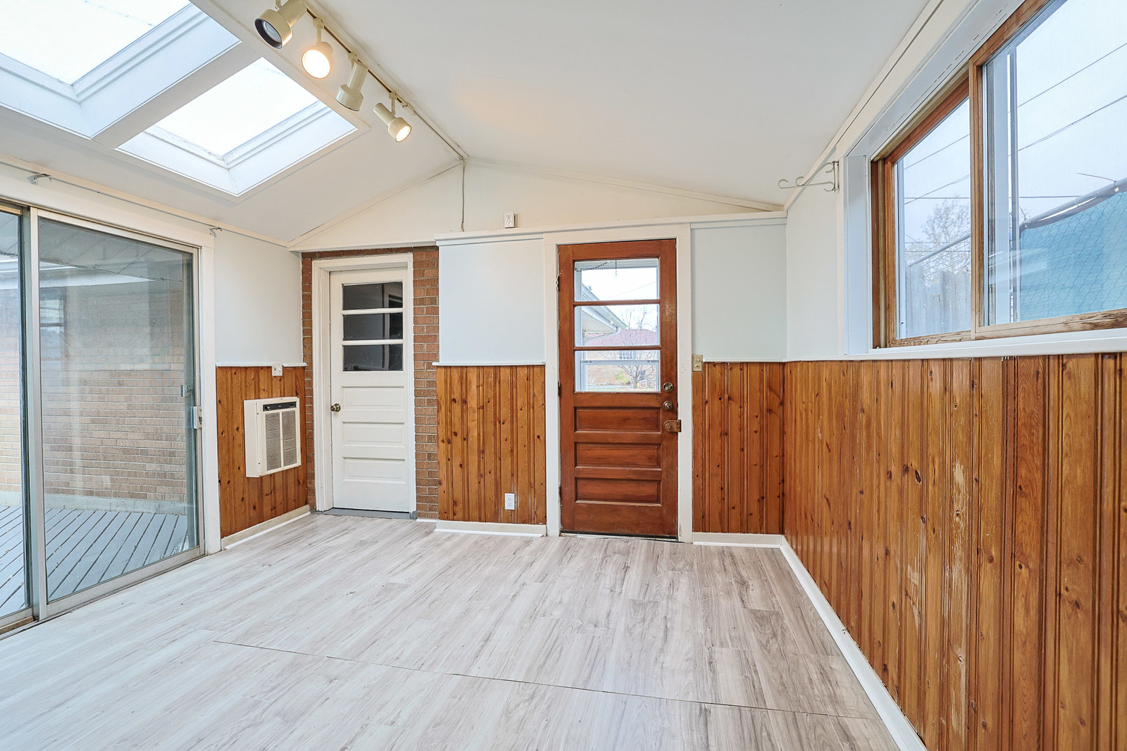 2 North Wisconsin Avenue Addison, IL 60101 - Photo 21 of 27