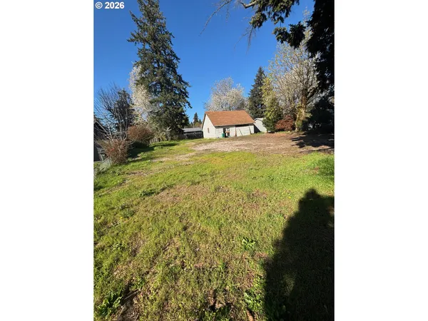 a view of a back yard of the house