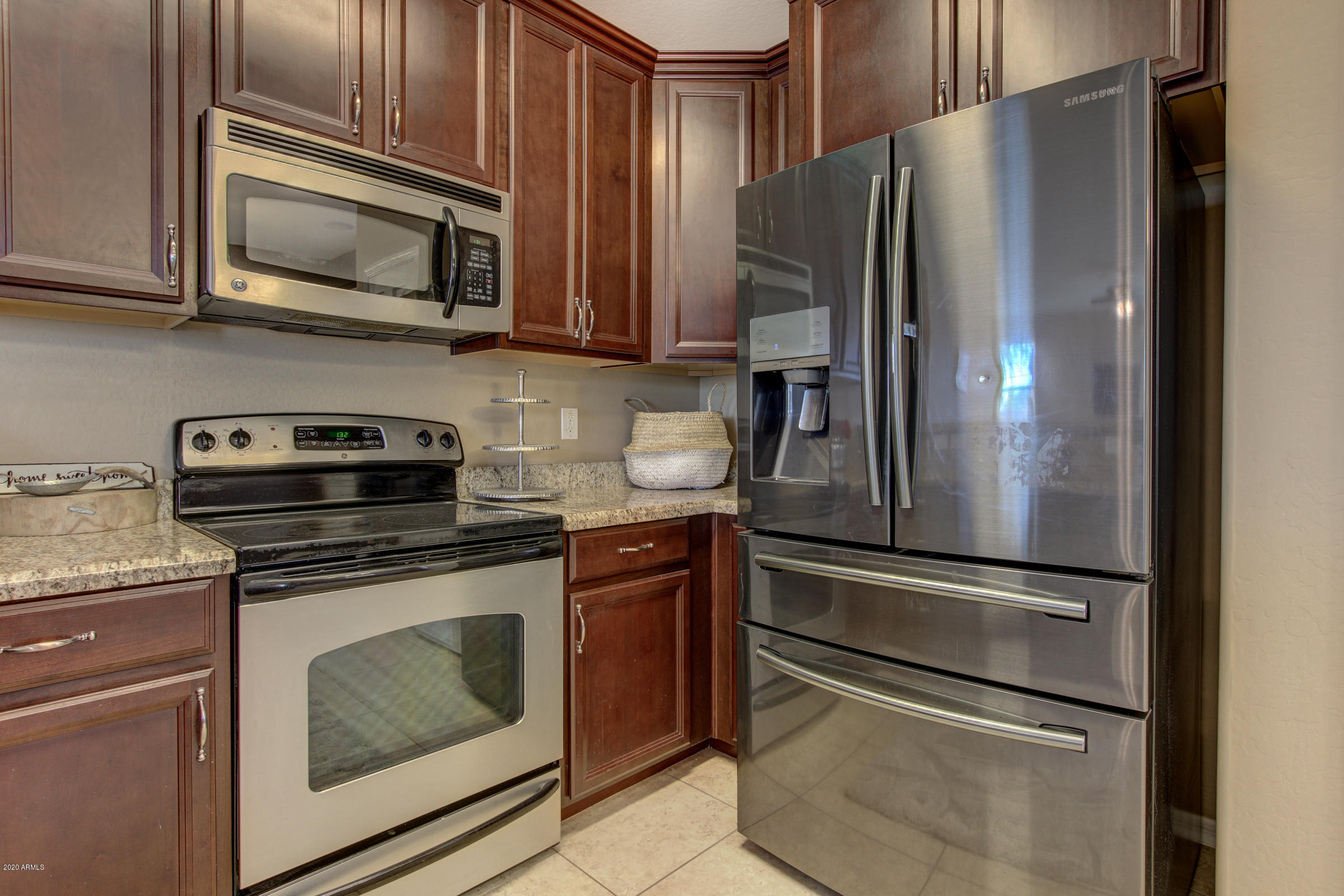 2625 West Beautiful Lane Phoenix, AZ 85041 - Photo 9 of 27 Kitchen - SS Appliances