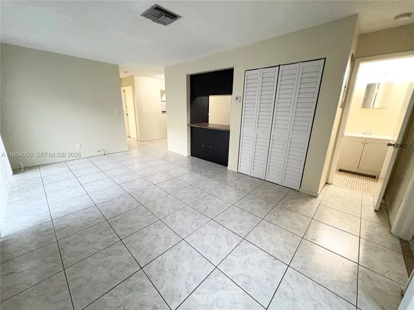 $2,000 | 813 Southwest 10th Street, Unit B, Hallandale Beach, FL 33009