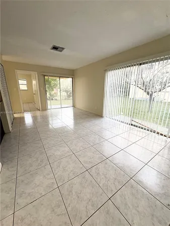 $2,000 | 813 Southwest 10th Street, Unit B, Hallandale Beach, FL 33009