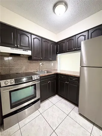 $2,000 | 813 Southwest 10th Street, Unit B, Hallandale Beach, FL 33009
