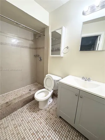 $2,000 | 813 Southwest 10th Street, Unit B, Hallandale Beach, FL 33009