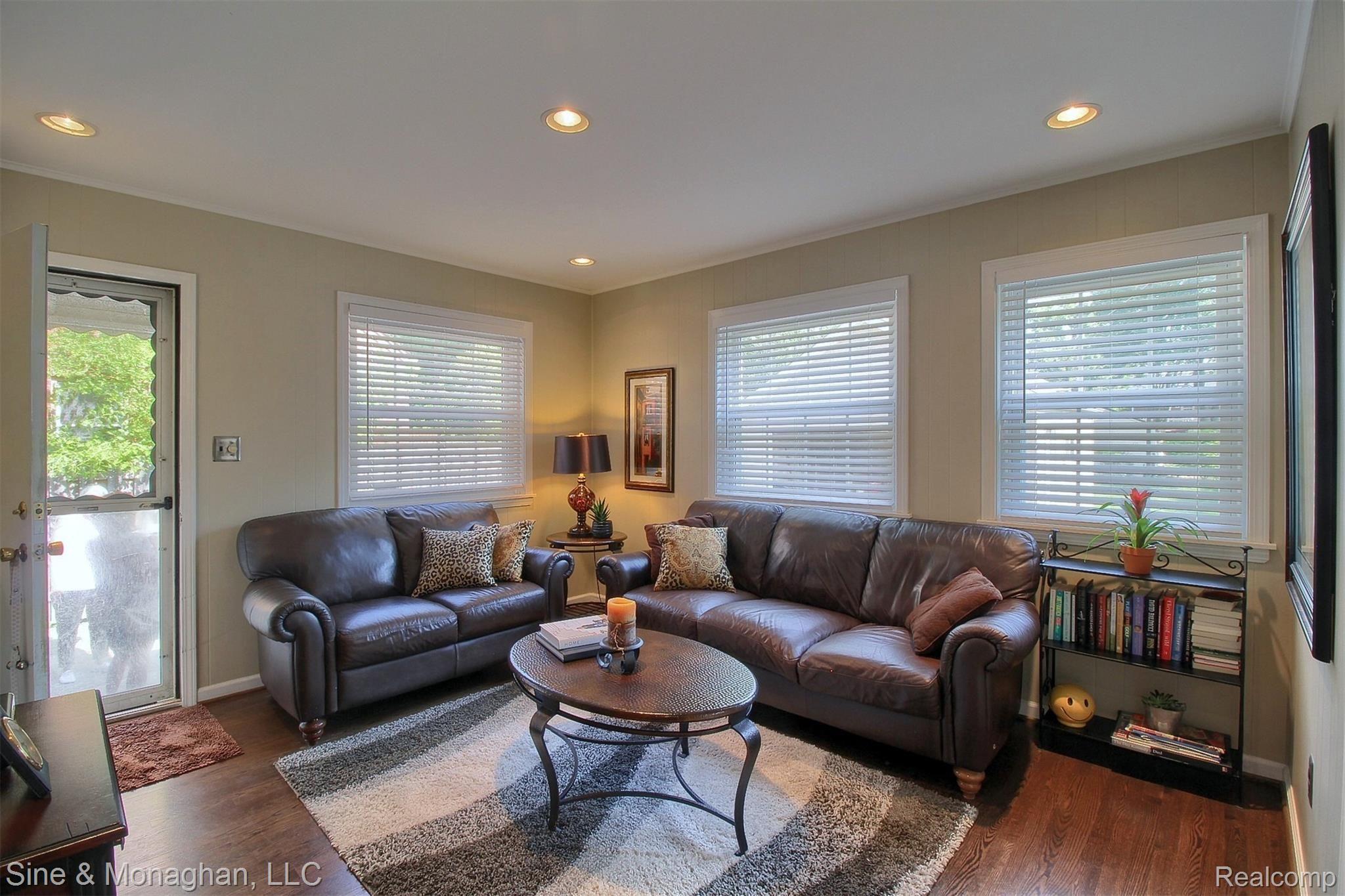 1300 Hampton Road Grosse Pointe, MI 48236 - Photo 10 of 30 12-Family Room.jpg