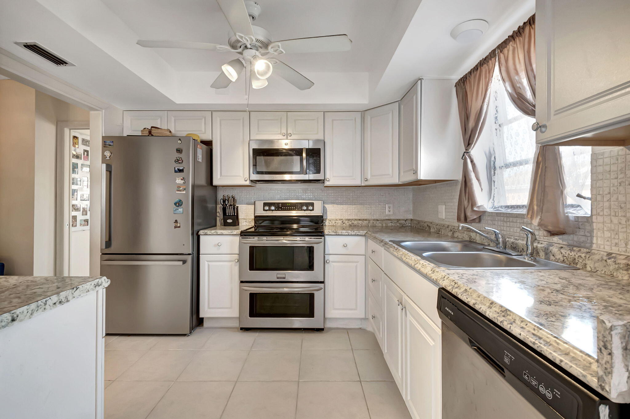 25 Southeast 13th Street, Unit B1 Boca Raton, FL 33432 - Photo 7 of 18 25 SE KITCHEN 2