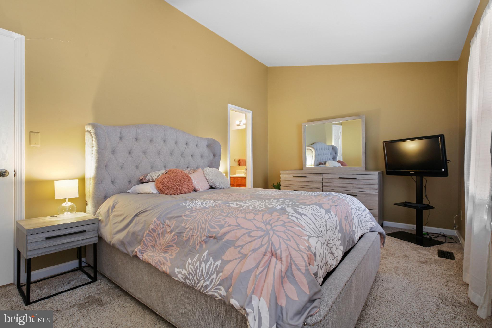 15 Tameron Place Rosedale, MD 21237 - Photo 17 of 38 a bedroom with a bed and a lamp