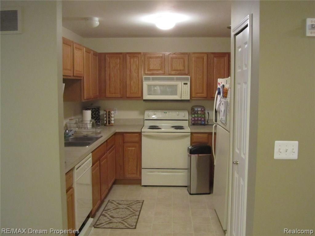 16892 Farmington Road Livonia, MI 48154 - Photo 10 of 25 16892 Farmington Livonia Mi 023.JPG